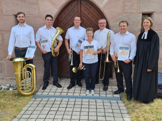 v li.: Theo Einzinger, Rainer Kettlein, Heiko Bernreuther, Christine Hörauf, 1. Vorstand Manfred Loy, Simon Liegel, Pfarrerin Friederike Töpelmann