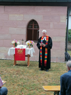 Pfarrer Cunradi bei der Predigt
