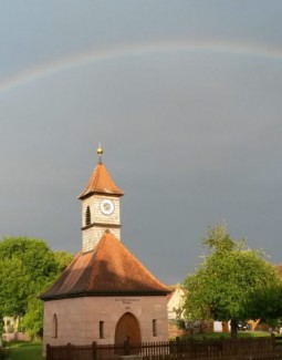 Kapelle mit Regenbogen