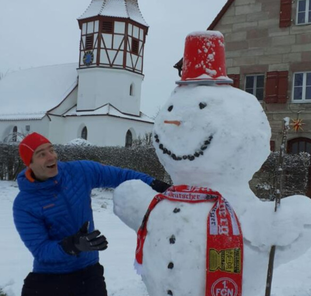 Pfr. Brendel  mit Schneemann